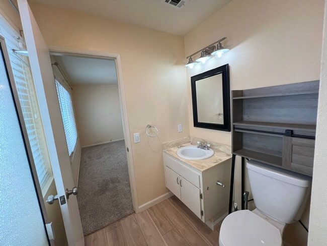 Building Photo - Bright and Sunny 3 bedroom home in North E...
