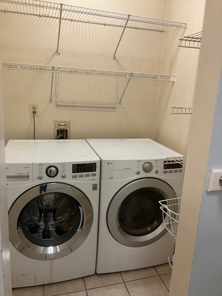 Building Photo - 24 Lee St