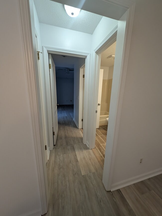 Building Photo - 408 S Woodburn Dr