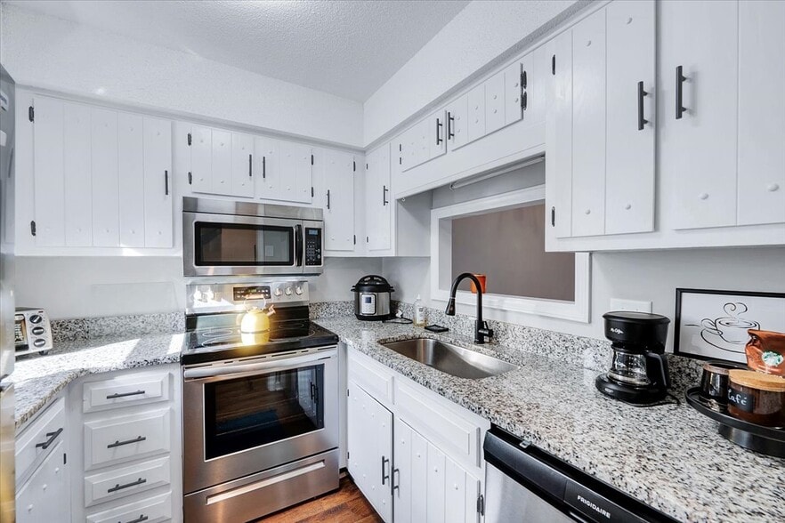 Building Photo - 5508 Kaplan Dr