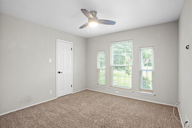 Building Photo - 3504 Flora Vista Loop