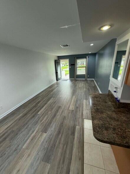Building Photo - 3094 Plaza Terrace Dr