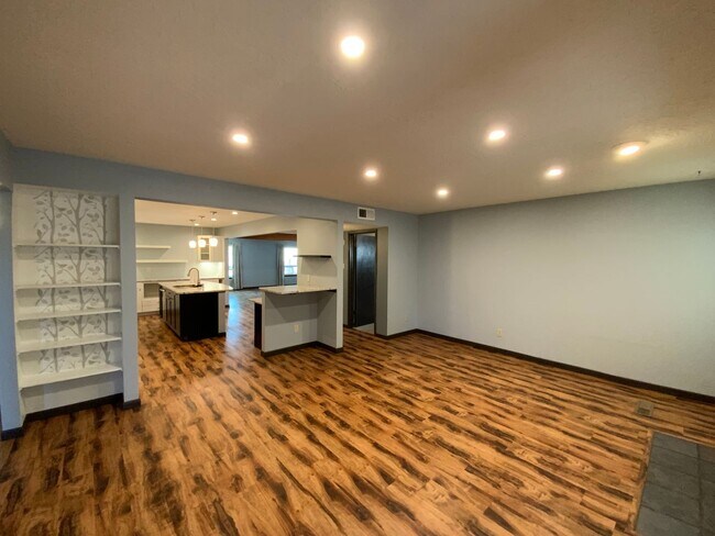 Building Photo - 3 Bedroom Single Story Home Available Near...