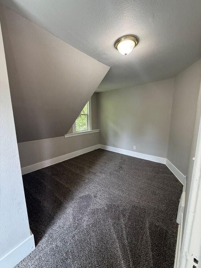 Building Photo - Large 4 Bed House with Fenced Yard