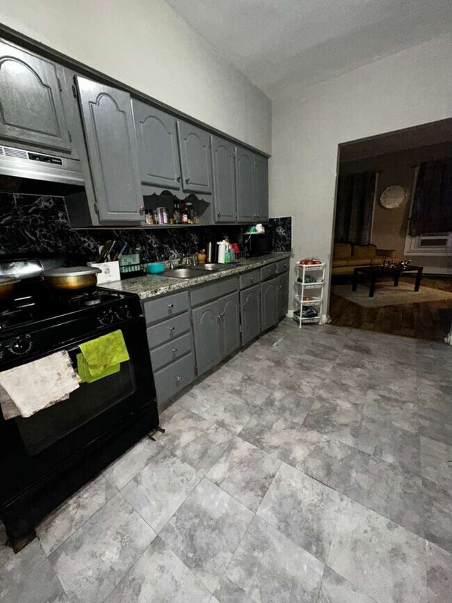 Building Photo - 626 Oak St