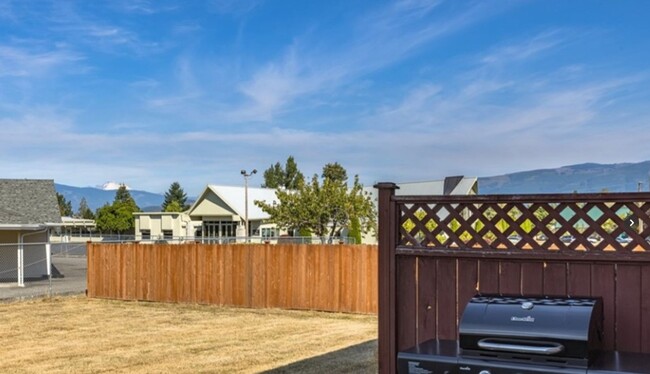 Building Photo - Updated 2 bedroom Townhome - W/S & Garbage...