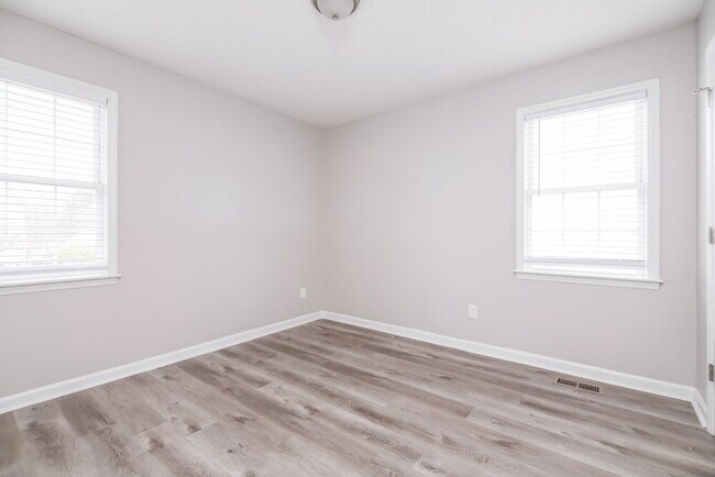 Building Photo - 2213 Maybrook Dr