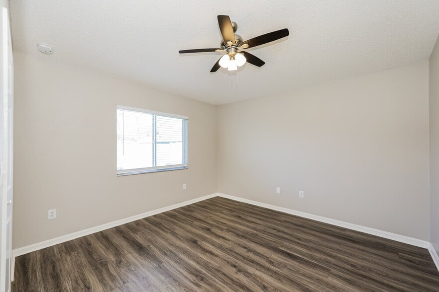 Building Photo - 11751 Lynmoor Dr