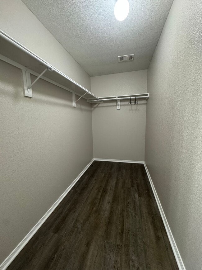 Building Photo - 4 bed / 2 bath Available Now!