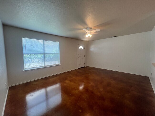 Building Photo - Large 3/2/2 Duplex with Easy Access to IH ...