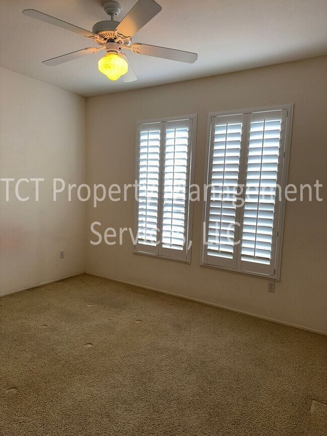 Building Photo - 3 Bedroom Home in 55+ Community in Surprise