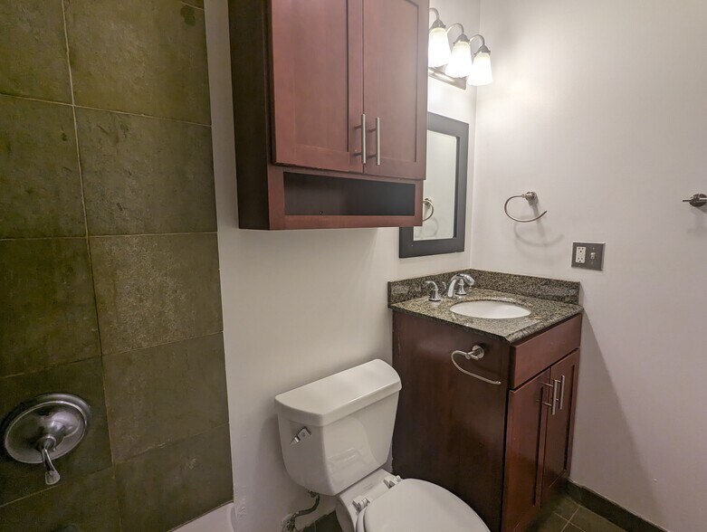 Building Photo - 630 W Wrightwood Ave