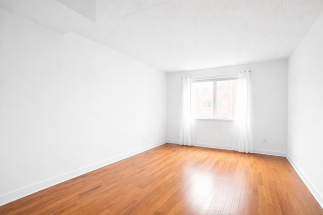 Building Photo - 174 E 111th St