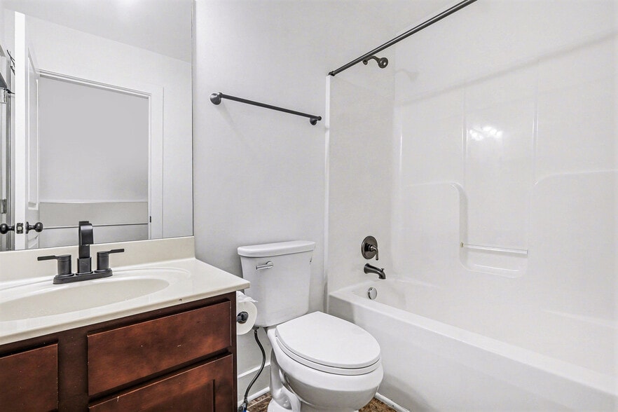 Building Photo - 3704 Lausanne Dr