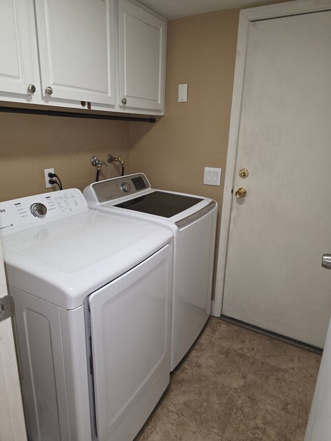 Building Photo - Beautiful 4 bed/ 3 bath POOL Home For Rent