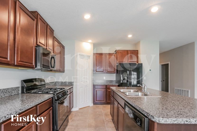 Building Photo - 5001 White Chicory Dr
