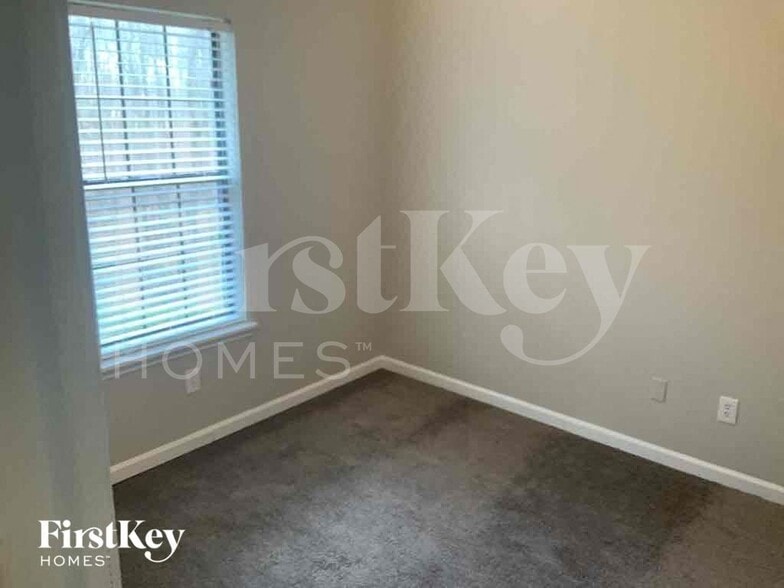 Building Photo - 2215 Rock Springs Rd