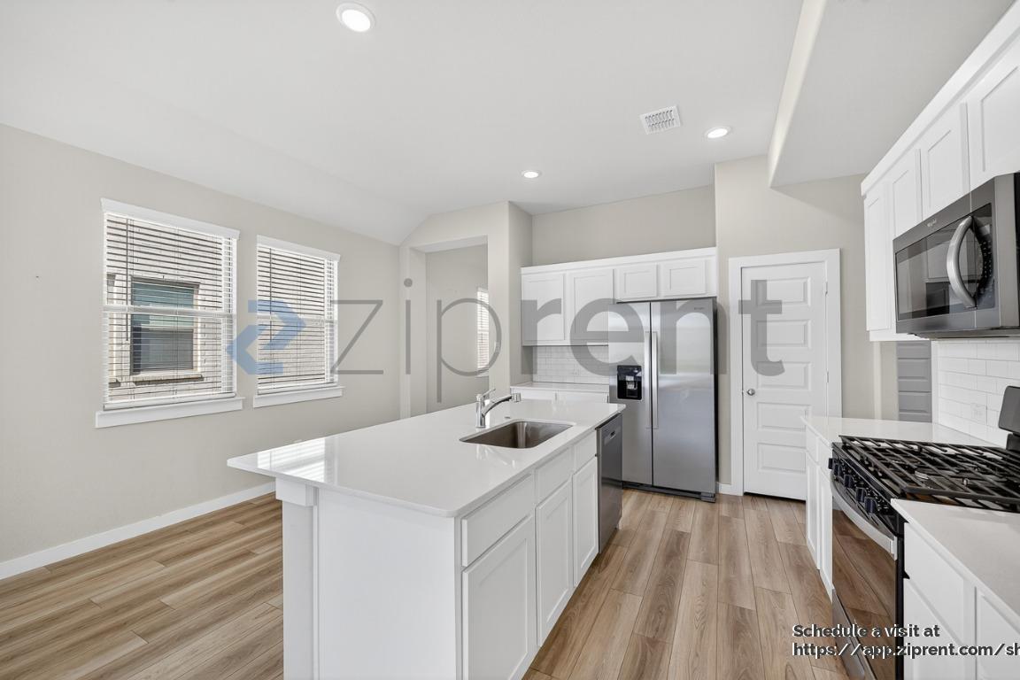 Building Photo - 413 Honeyhill Dr