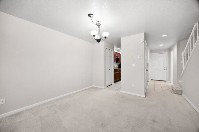 Building Photo - TOWNHOUSE IN KENT! Two story condo/townhouse 2 bedroom 1.5 bathroom TOWNHOUSE in Kent at Colonial...