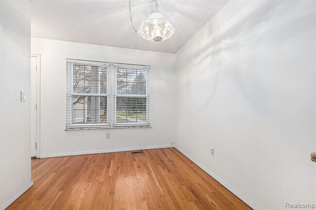 Building Photo - 41712 Onaway Dr