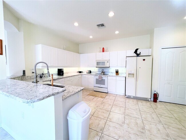 Building Photo - Seasonal Short-Term Rental in Pelican Pointe and Country Club Community!