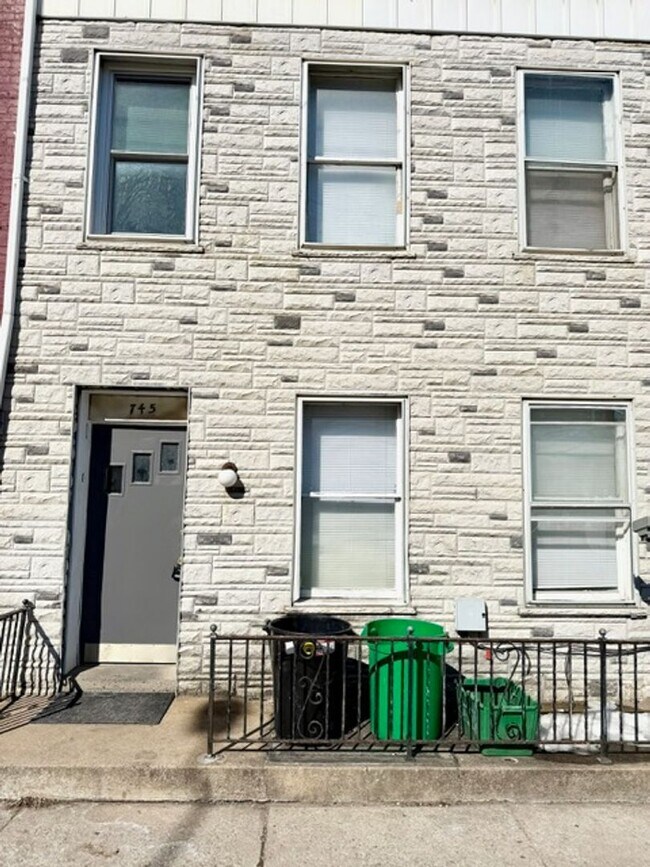 Building Photo - 745 E Market St