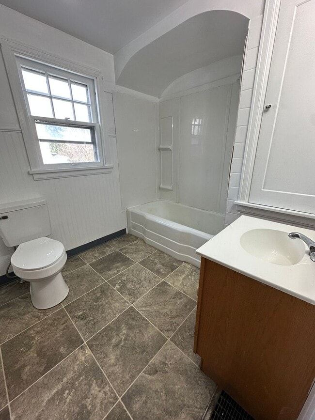 Building Photo - 3 Bedroom Home with Attached Garage