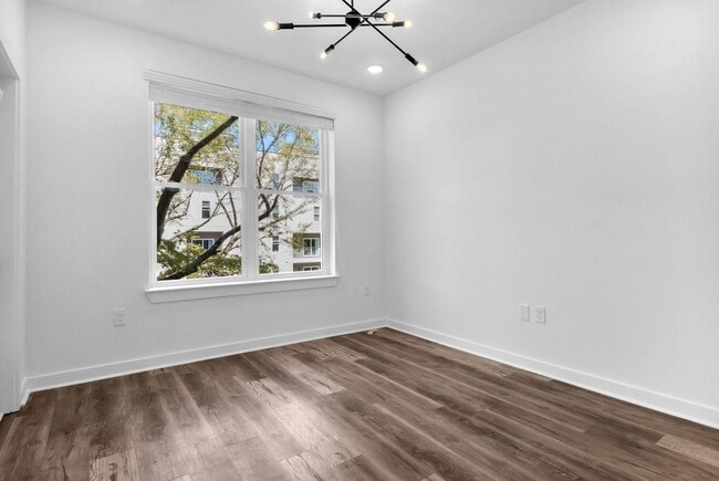 Building Photo - 525 Parkway Dr NE