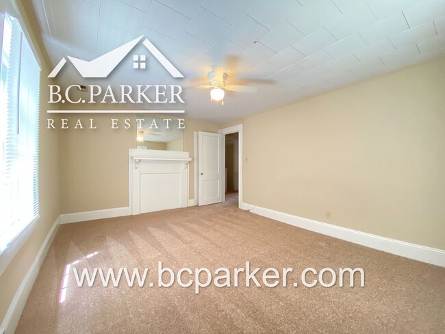 Building Photo - 2 Bedroom, 1 Bath - Apartment