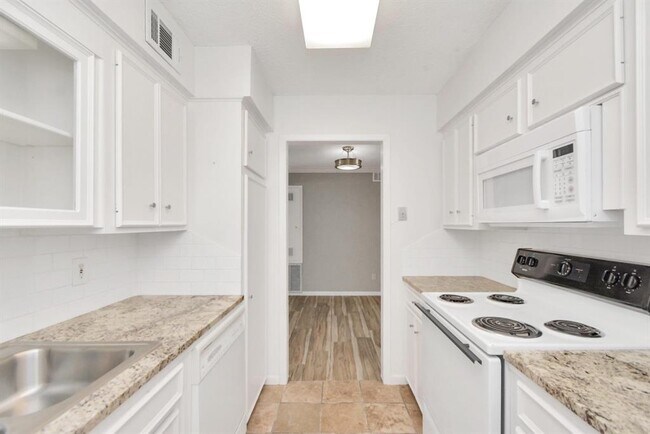 Building Photo - 2744 Briarhurst Dr