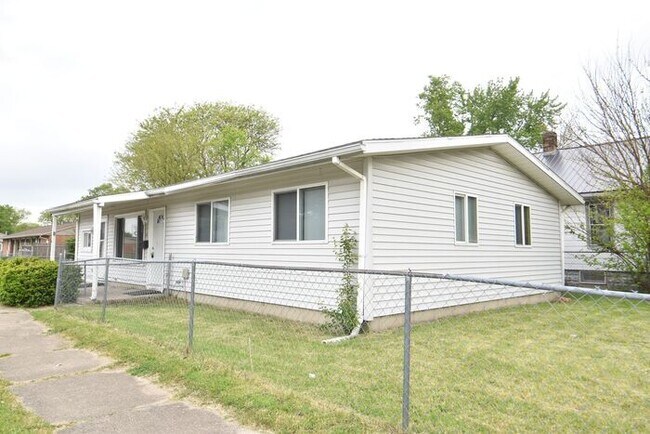 Building Photo - Mishawaka 3 bedroom ranch with large family room and fenced yard