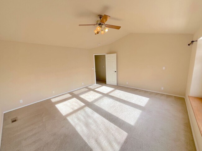 Building Photo - 5 Bedroom Home Available Near Rangewood Dr & Vickers Dr!