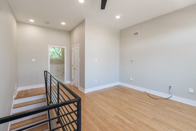 Building Photo - Three Bedroom Graduate Hospital Townhome