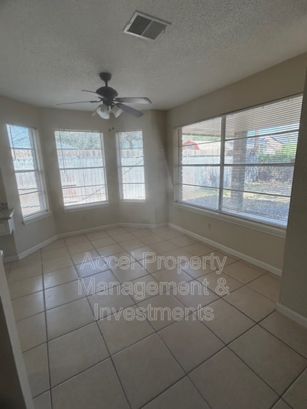 Building Photo - 2405 Mimosa St