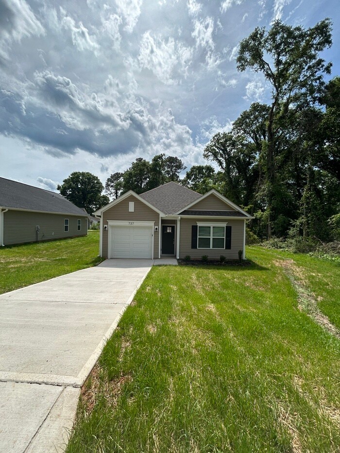 Building Photo - 737 N McFarland St