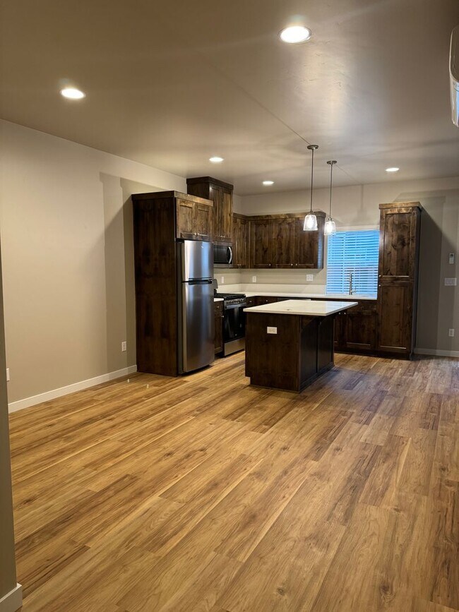 Building Photo - Duplex in Well Located SW Bend