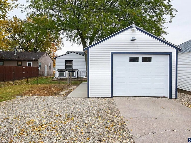 Building Photo - 705 N Highland Ave