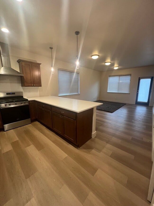 Building Photo - Amazing Newer 3 Bed 2.5 Bath Unit