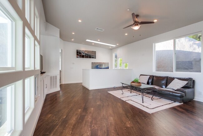 Building Photo - 28548 Meadow Glen Way W