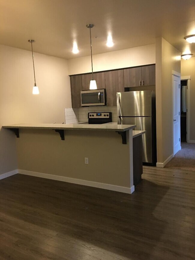 Building Photo - Beautiful 2 bedroom, super cute floorplan, laundry room with full size washer and dryer!