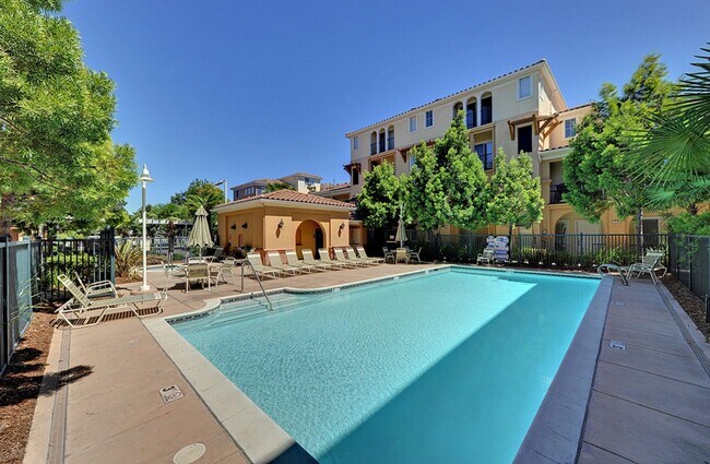 Building Photo - 2 Bedroom Top Floor Townhouse in Southwest San Jose with Garage