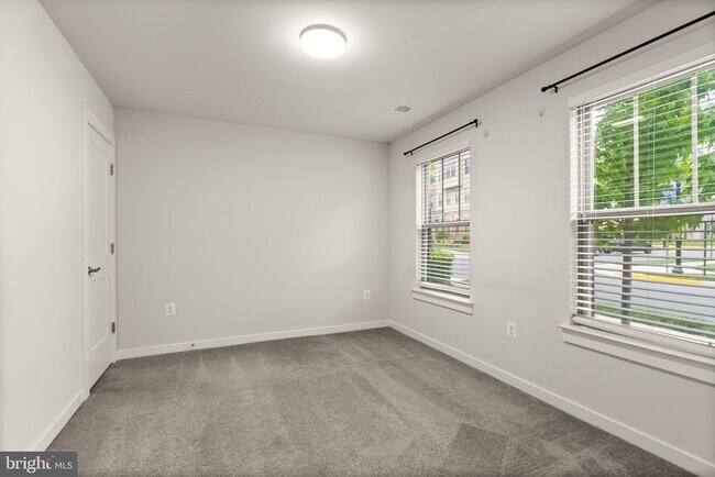 Building Photo - 1109 Madeira Terrace SE