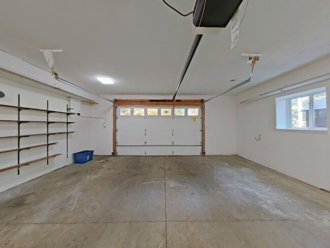 Building Photo - Huge 5 Bedroom Cabin-Style Home on 2+ Wood...