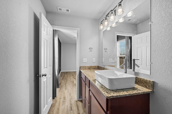 Building Photo - Fayetteville home | Near U of A