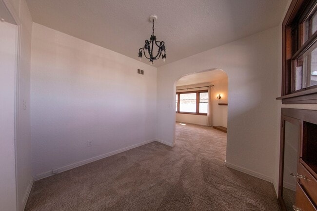 Building Photo - 2 BR/ 1BA unit in Hilcrest - Charming Upstairs Apt, A/C & Heat, tons of windows, updated Kit, ori...