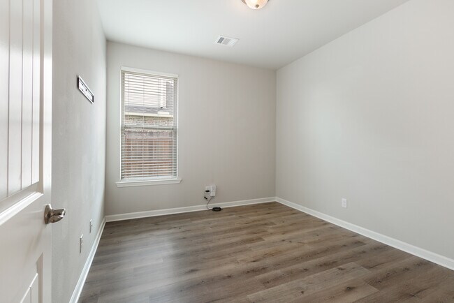 Building Photo - 700 Lakeshore Village Dr