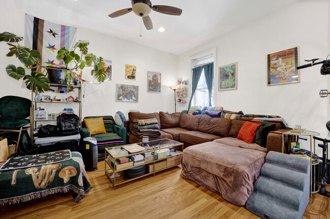 Building Photo - 1903 W Dickens Ave