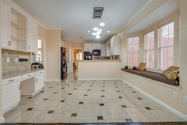 Building Photo - 2613 Brookside Dr