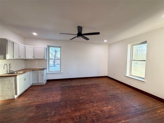 Building Photo - 107 E Stone St