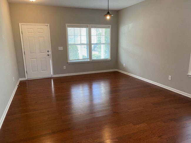 Building Photo - AVAILABLE TO SHOW!